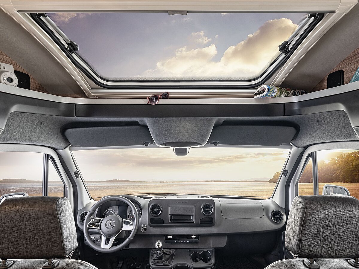 Der Blick aus dem Fahrerhaus eines Wohnmobils.