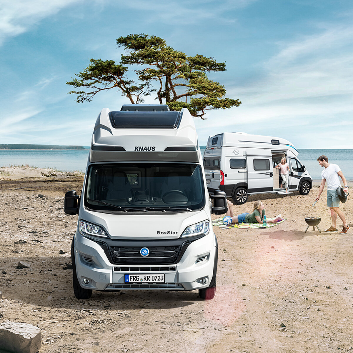 Zwei Familien haben ihre Wohnmobile am Strand geparkt, um den Tag dort zu verbringen.