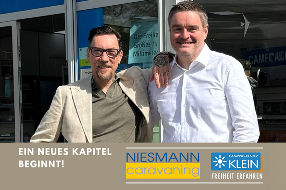 Die Geschäftsführer von Niesmann Caravaning und dem Camping-Center Klein stehen nebeneinander.