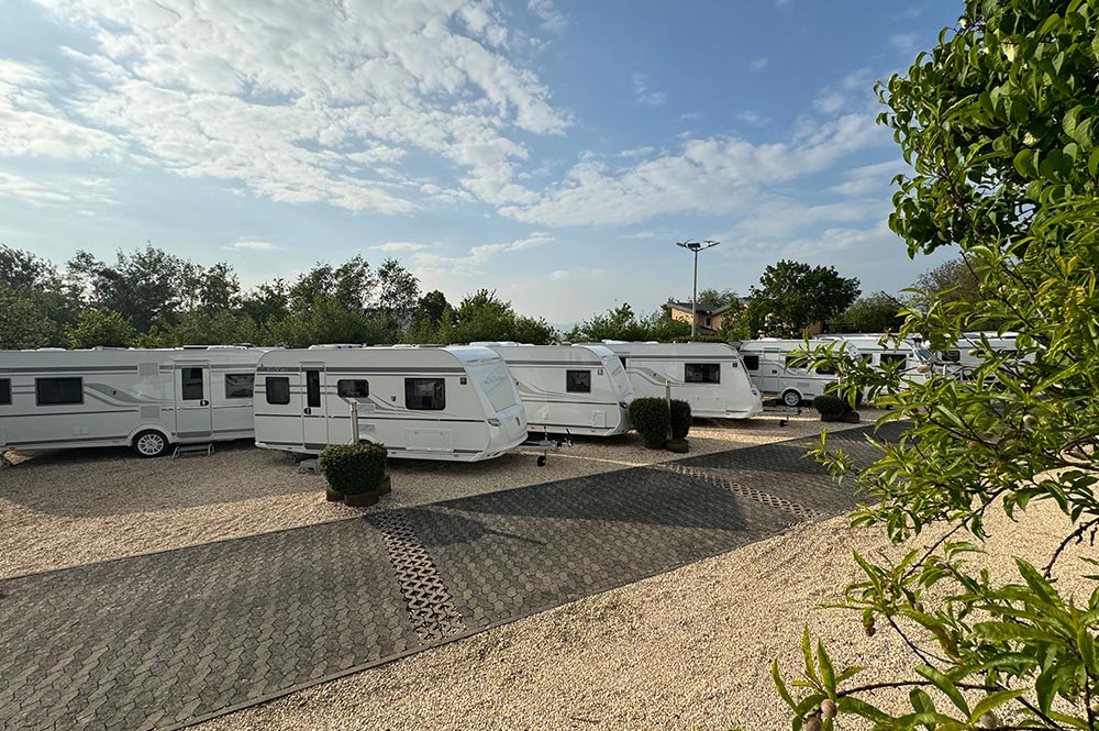 Ein Wohnmobil und ein Wohnwagen vor der Filiale des Camping-Center Klein.
