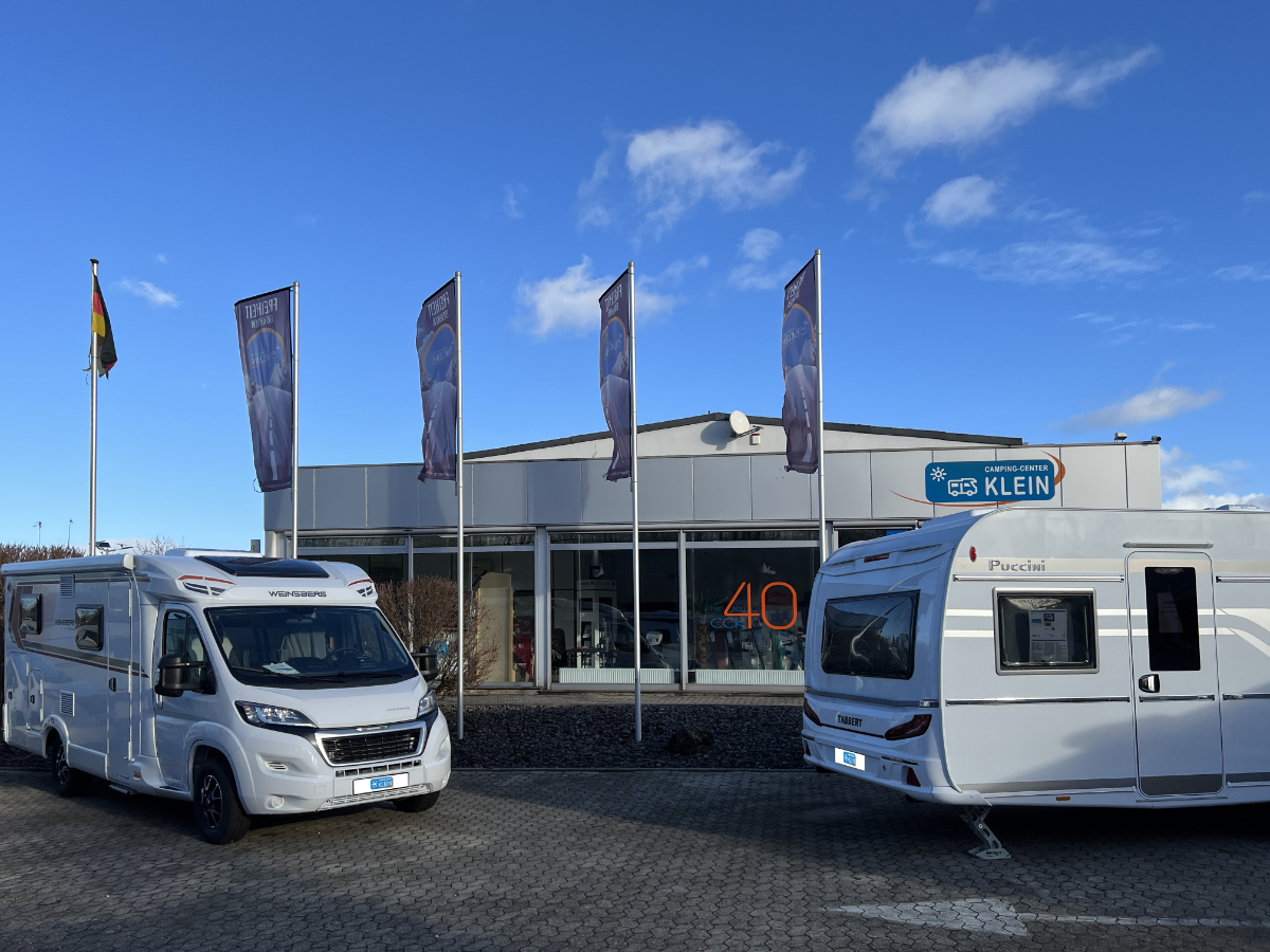 Ein Wohnmobil steht vor dem Firmengelände des Camping-Center Klein.